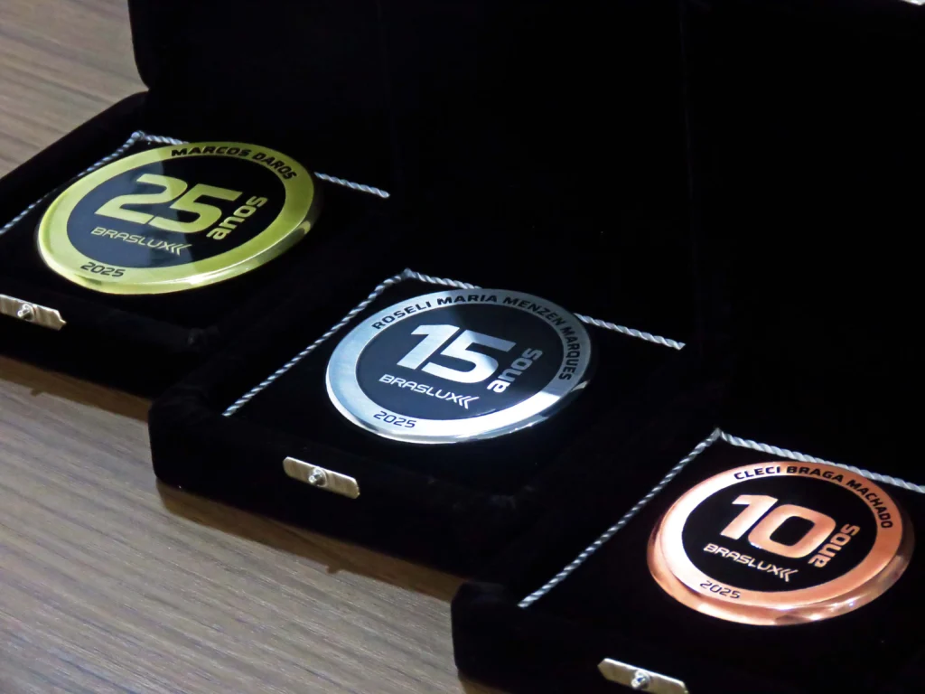 Medalhas em cobre, aço inox e metal latão, simulando ouro prata e bronze.
