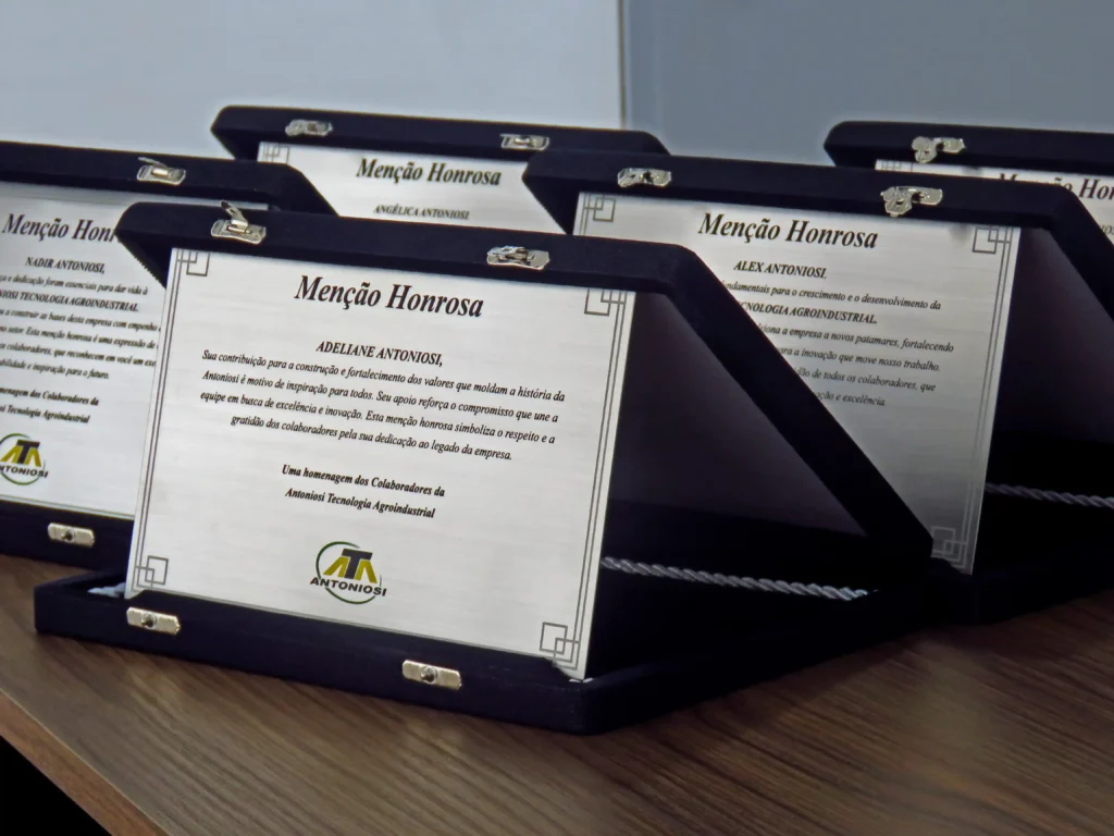 placa de homenagem para aposentadoria sendo entregue ao colaborador