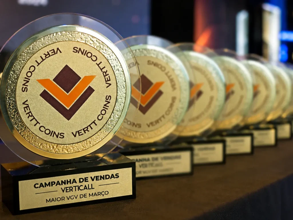 troféus personalizados enfileirados sobre mesa em convenção
