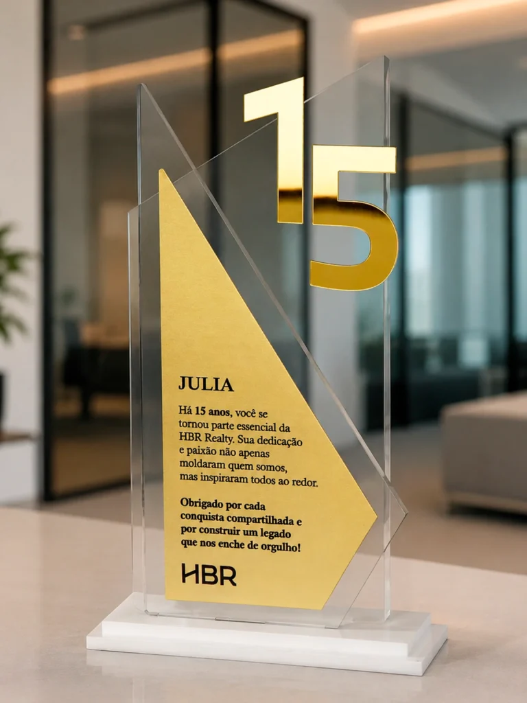 Troféu personalizado, envolvendo metal e acrílicos em sua composição.